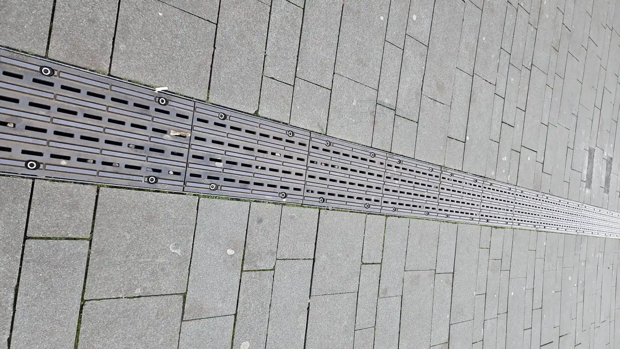 Rinnenreinigung in Bergisch Gladbach – gereinigte Linienrinne auf Außenfläche