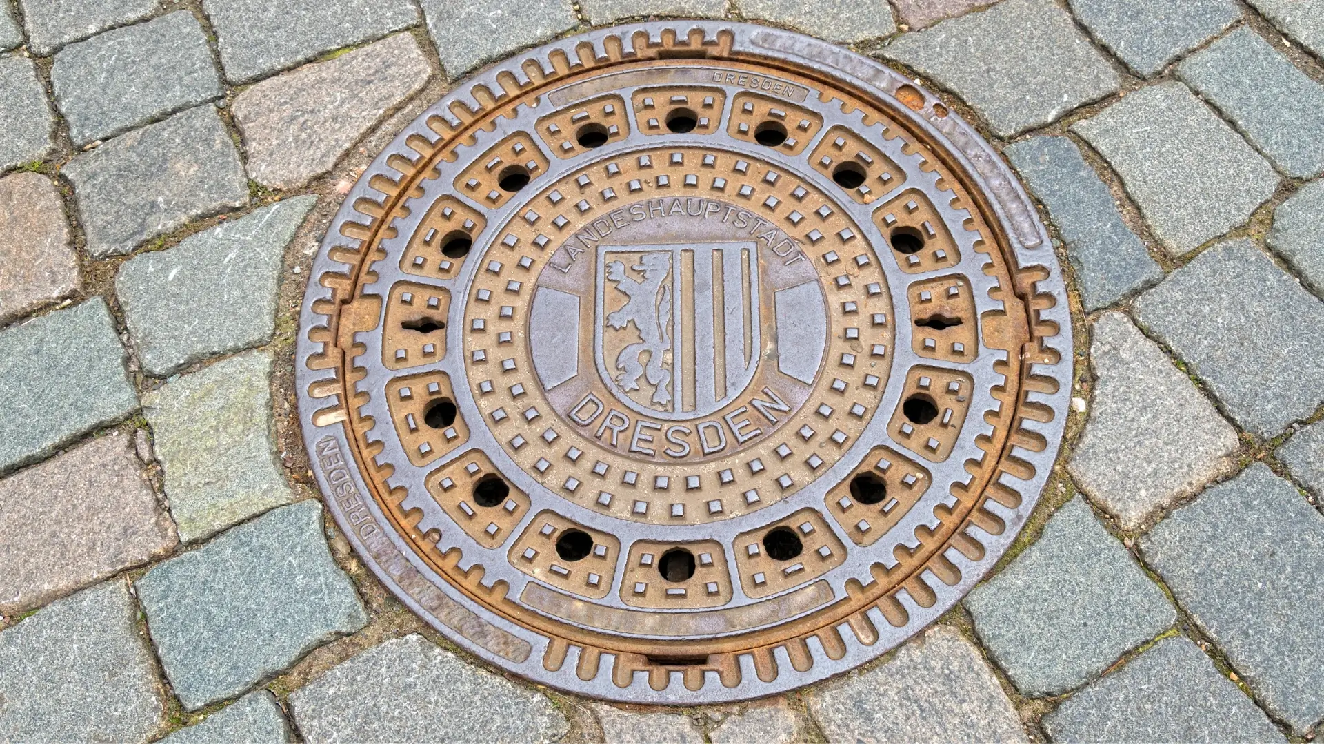 Gullydeckel Reinigung in Bergisch Gladbach – gereinigter Einlauf auf Verkehrsfläche